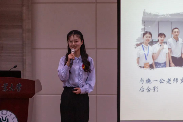 ▲牟星美在2020年“大学生标兵”评选会上分享她的故事（ 孙嘉豪 摄）