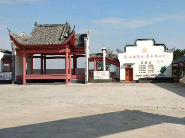 图为周柴村扶贫项目新建的戏台及文化长廊