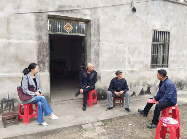 图为周国良（右一）陪党委副书记邱华（左一）入户走访