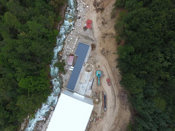 水电站项目建设现场，被疑破坏生态环境。