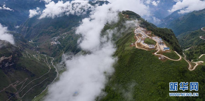 　　金阳县天地坝镇通往吉史里口村易地扶贫搬迁集中安置点的道路（6月7日摄，无人机照片）。新华社记者 江宏景 摄
