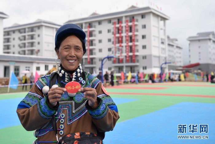 　　在布拖县依撒社区安置点抽签分房现场，56岁的阿比么日扎展示自己抽中的新家房号（6月21日摄）。新华社记者 胥冰洁 摄