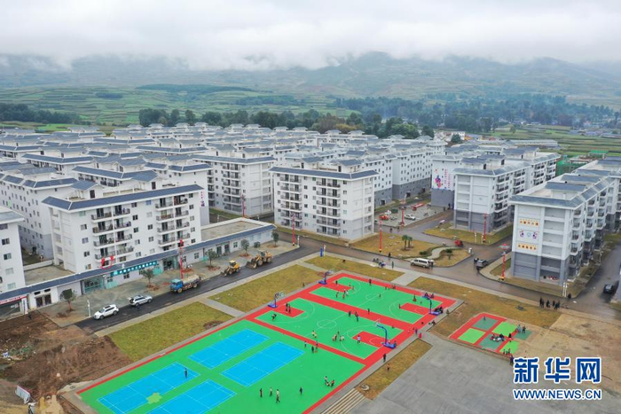 　　这是位于布拖县县城的依撒社区，该易地扶贫搬迁县城集中安置点共有114栋住房，安置2890户14230位彝族群众（9月12日摄，无人机照片）。新华社记者 江宏景 摄