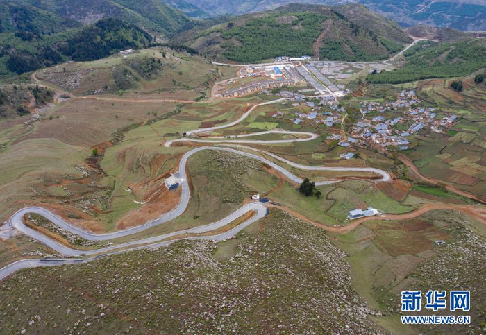 　　金阳县热柯觉乡丙乙底村境内蜿蜒盘旋的旅游道路（6月5日摄，无人机照片）。新华社记者 江宏景 摄