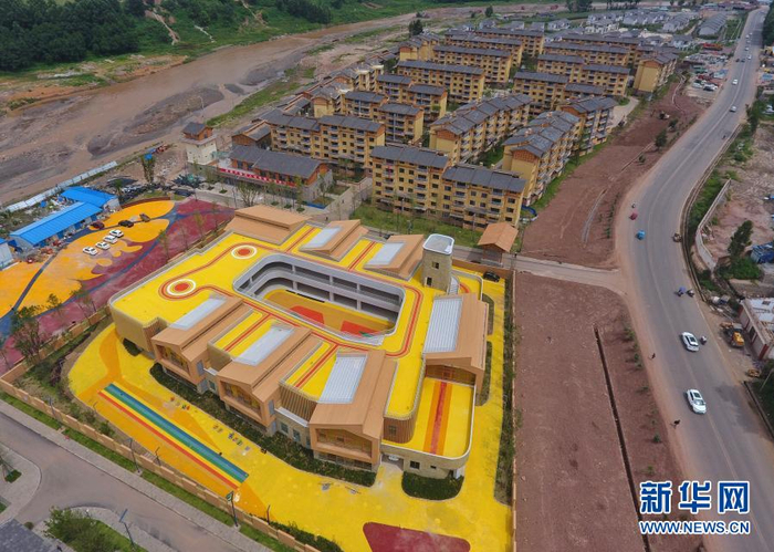 　　这是8月11日在四川省凉山彝族自治州昭觉县拍摄的昭美社区和社区内的幼儿园（无人机照片）。新华社记者 刘坤 摄