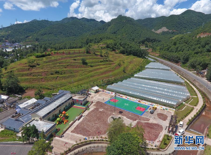 　　这是8月10日在四川省凉山彝族自治州昭觉县四开乡梭梭拉打村拍摄的四川省武警总队援建该村的幼儿园、篮球场和产业园（无人机照片）。新华社记者 刘坤 摄