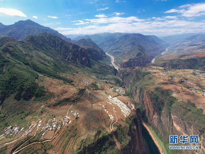 　　金阳县山江乡老寨子村易地扶贫集中安置点和通村公路（6月7日摄，无人机照片）。新华社记者 江宏景 摄