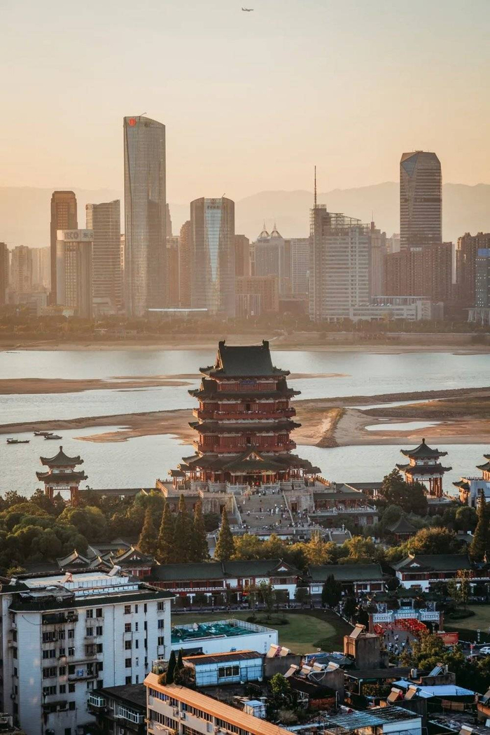 ▲ 赣江两岸，昨天与今天的对话。摄影/李文博