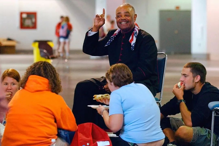  ·格里高利和华盛顿教区的信徒在一起。