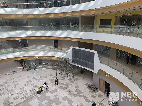 世纪广场正在进行内部装修（图片来源：每经记者 吴若凡 摄）