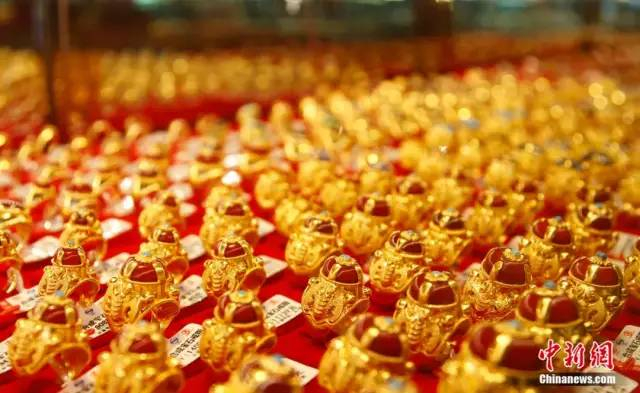 图为金店销售的戒指。