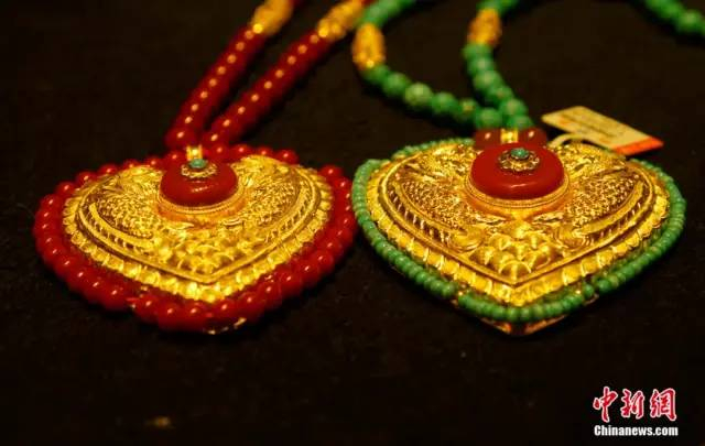 图为金制项链。