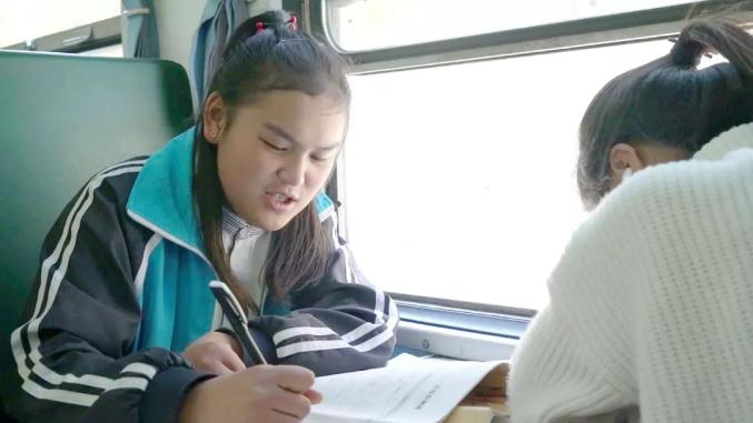 彝族的学生们还在专心致志地写着寒假作业