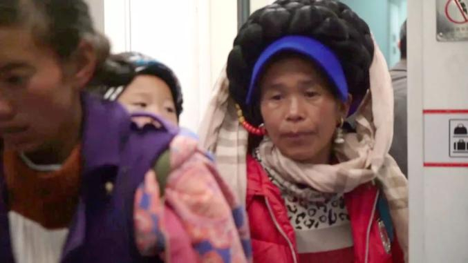 车中，绝大多数乘客是来自西南大凉山区的彝族老乡