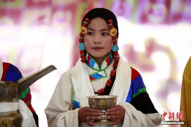图为藏北牧女装扮。