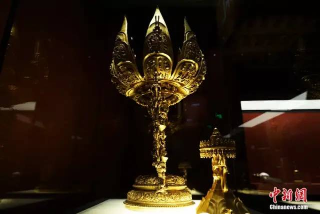 图为文物八瓣莲花大威德金刚像。中新社记者 张伟 摄