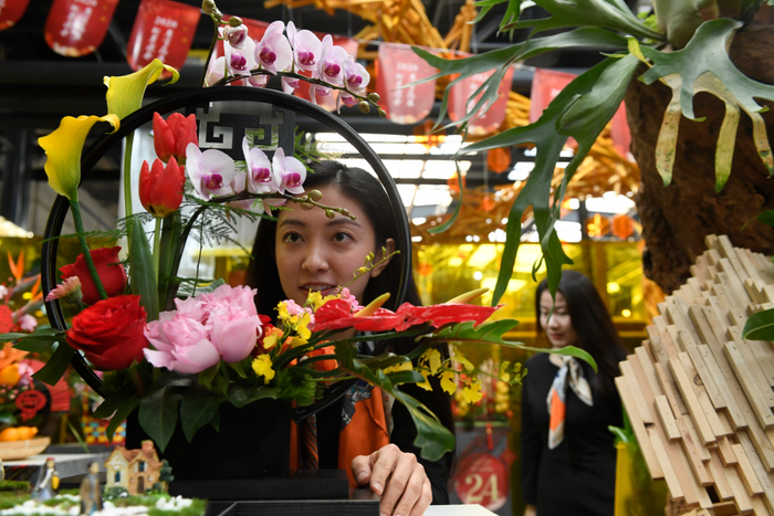 观众欣赏参赛作品。新京报记者 吴宁 摄