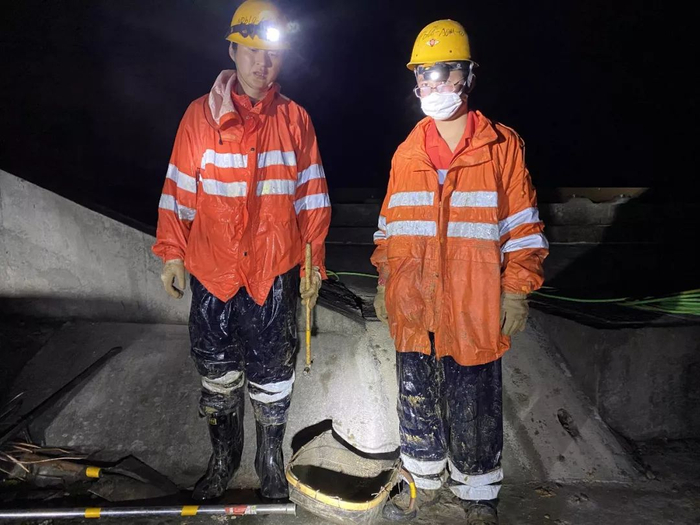 浑身湿透的吴凡（左）和刘俊（右）