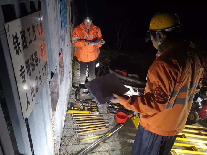 仔细清点工机具