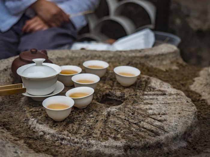 ▲ 潮州街头品单丛。摄影/YING，图/图虫·创意