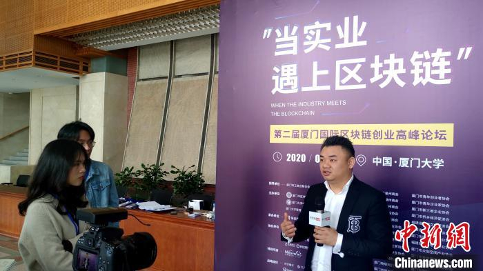 厦门市区块链协会会长曾俊杰接受媒体采访。　杨伏山 摄