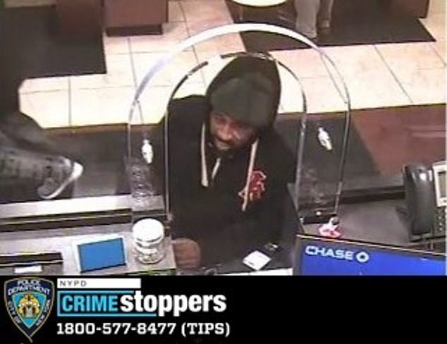 被银行监控拍下的伍德伯里&nbsp; 纽约警方供图 下同