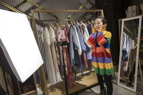 ▲资料图片：2019年1月21日，在位于汉正街的武汉国际时尚中心星荟网红电商中心，主播通过直播的方式向观众推销服饰。&nbsp;新华社记者 熊琦 摄