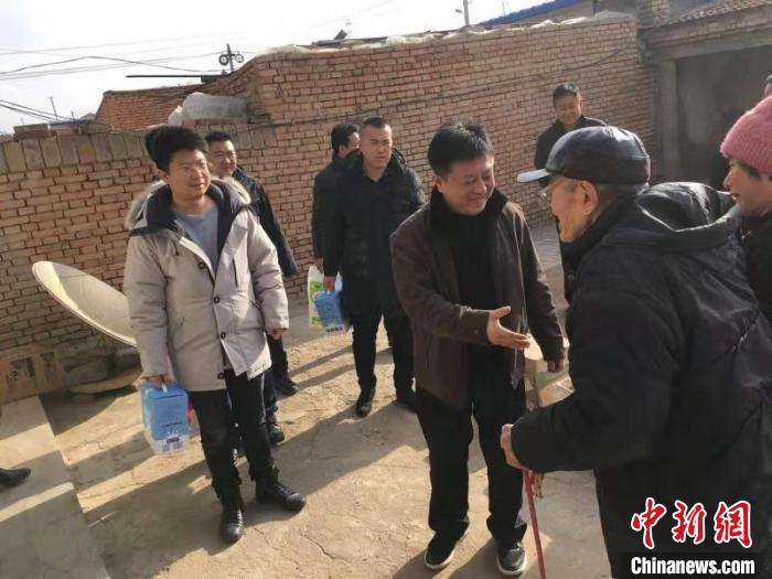 郭建带领团队积极投身公益事业。　受访者供图 摄