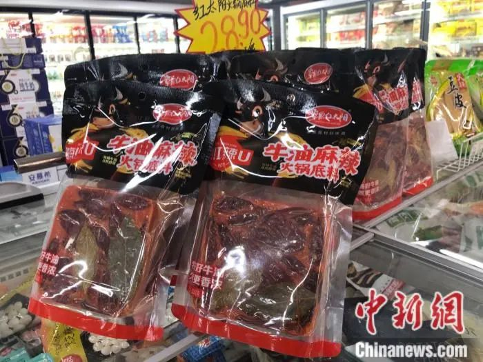 超市里售卖的火锅底料。中新网 左宇坤 摄