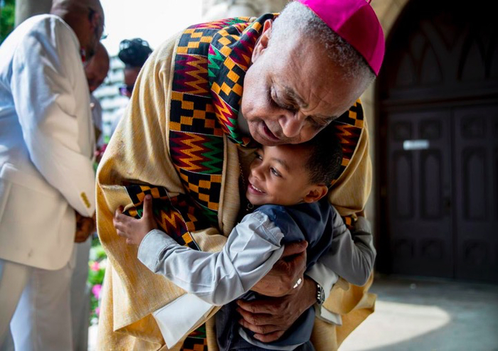  ·格里高利和信徒在一起。