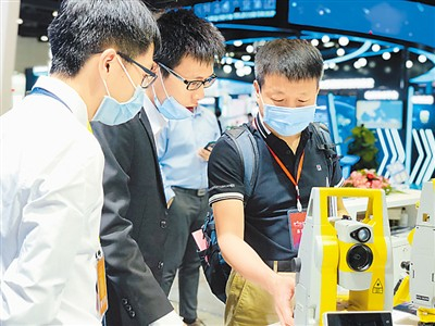 测量机器人是本届地理信息产业大会上的明星展品。本报记者 &nbsp;孙亚慧摄
