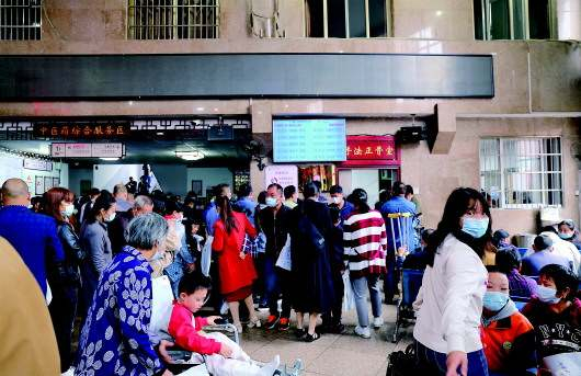 ▲上午九点半，社港医院的候诊大厅内就已经挤满了人。　记者张典标摄