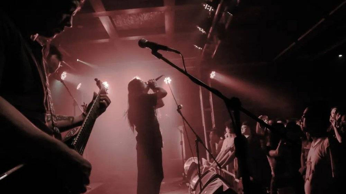 ▲ 各个领域的南昌人。&nbsp;图1：VR大赛展会上体验的市民。图2：笔王周鹏程制作毛笔。摄影/王祺。图3：南昌八一公园中高歌的老人。摄影/万钧。图4：南昌本地摇滚乐队黑铁现场演出。摄影/冉