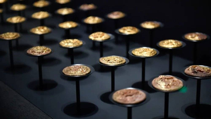 ▲ 西汉海昏侯刘贺墓考古现场及出土金器。摄影/王祺