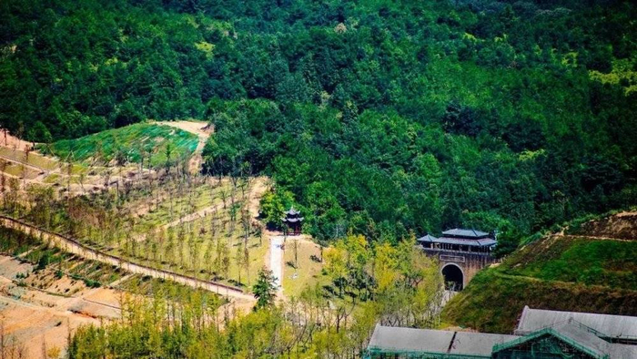 ▲&nbsp;&nbsp;上图：南岭山脉九连山。摄影/凌家谱。&nbsp;下图：江西和广东分界处的梅关。摄影/陈彦