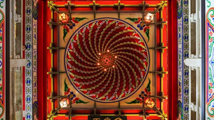 ▲&nbsp;阁中帝子今何在？槛外长江空自流。图1：俯瞰滕王阁；图2：滕王阁近景；图3：滕王阁藻井。摄影/李文博