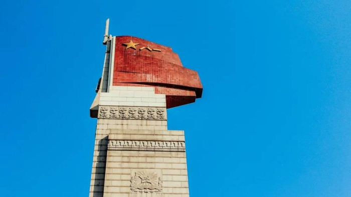 ▲&nbsp;南昌市八一广场及南昌起义纪念碑。上图摄影/骆方正， 下图摄影/潘立