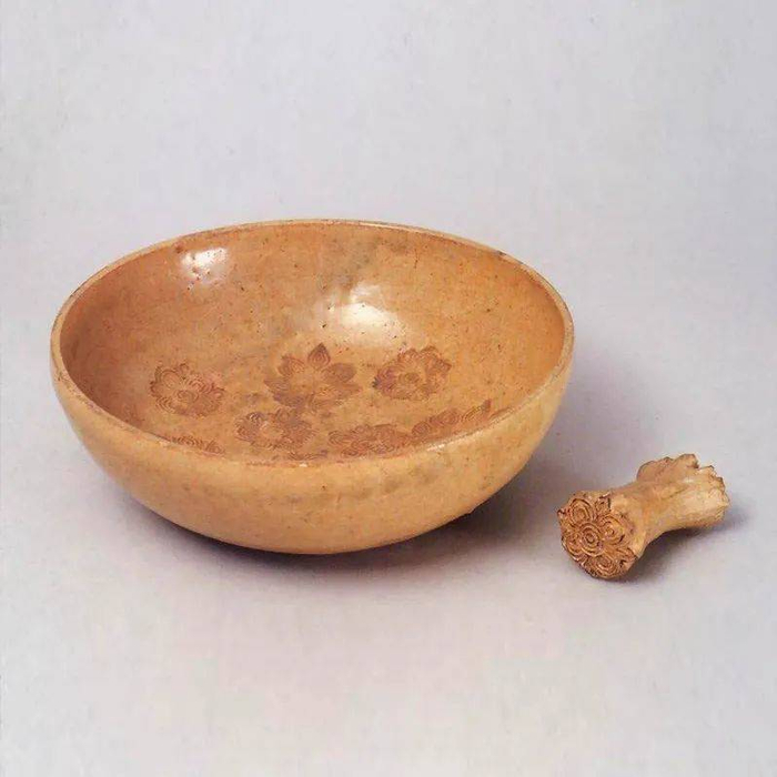 ▲&nbsp;上图：隋代洪州窑青瓷印花钵。下图：隋代洪州窑青瓷印花钵和印模。图/江西省博物馆