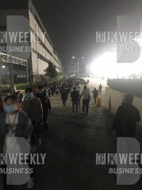 富士康郑州厂区，上夜班的工人们走向厂房。