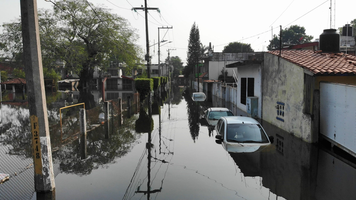 △图为塔巴斯科州首府的内涝街景 该地房屋和小汽车被淹