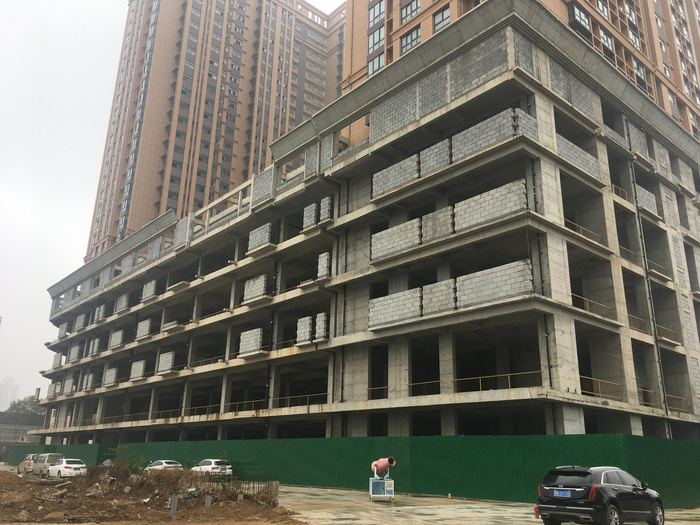 　　2020年10月31日，铂金时代底下的商业五层因缺乏资金，迟迟未开工建设。李晓芳/摄