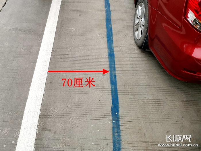 从停车位外侧到机动车道留给非机动车道的宽度仅为70厘米。长城网记者 周亚彬 摄