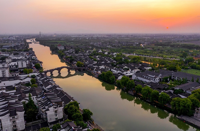 图为浙江杭州，晚霞映照大运河余杭段。（图片来源：视觉中国）