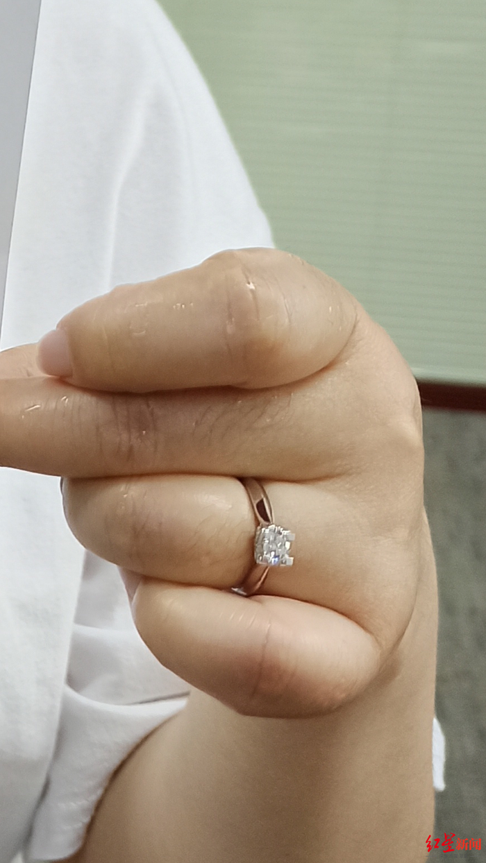 戴在徐先生爱人手上的戒指