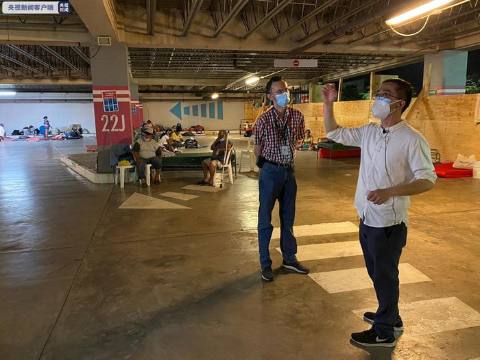 △图为总台记者探访灾民安置点 采访当地卫生部官员