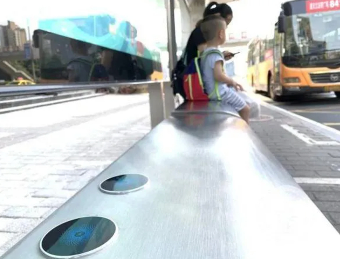 △公交站台座椅安装无线充电器