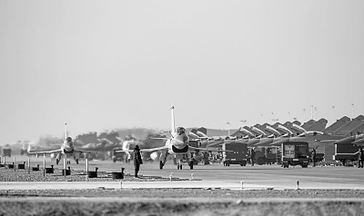  ①&nbsp;在空军某试验训练基地组织的“红剑”演习中，歼-10C战机滑出。&nbsp;&nbsp;&nbsp;新华社发