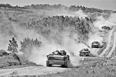 ③&nbsp;陆军第71集团军某旅“王杰班”进行远程机动行军训练。新华社发