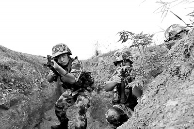 &nbsp;&nbsp;&nbsp;&nbsp;②&nbsp;中部战区空军某旅官兵展开捕歼战斗演练。李明摄/光明图片