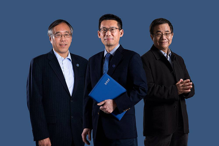 从左至右分别为理学院院长邓力、生命科学学院院长于洪涛、工学院院长杨阳